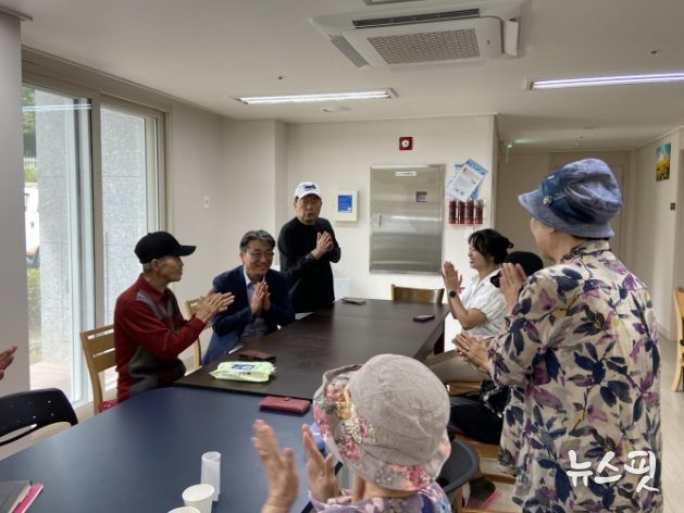 시흥시 장곡동, 경로당 18곳 순회 방문 온정 나눠