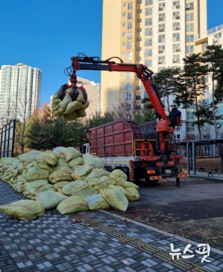 운반 업체가 낙엽 마대를 옮기고 있다