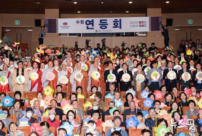 이재준 시장, 이재식 수원시의회 의장 등이 수원연등축제 참석자들과 기념촬영을 하고 있다.