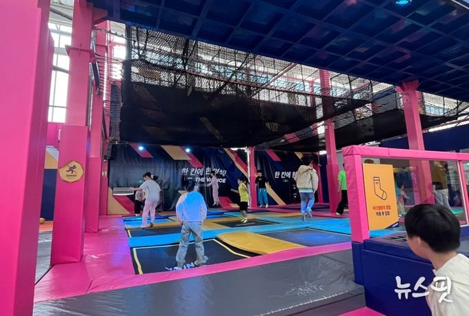 드림스타트 아동 가족들이 놀이체험 활동을 하고 있다.