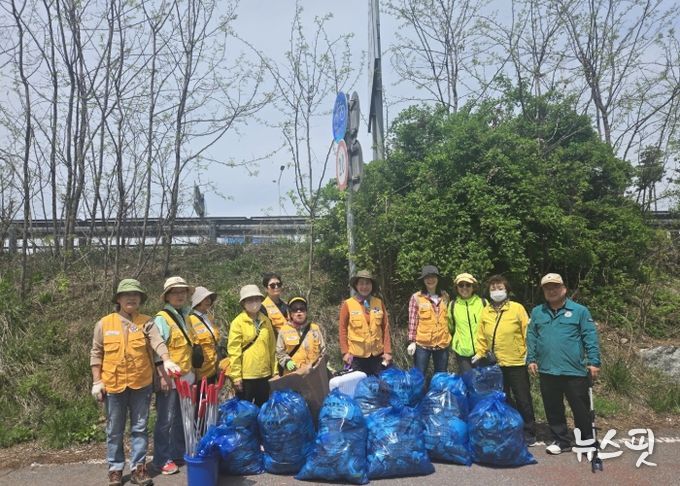 고양시 행주동 적십자봉사회, 무단투기 쓰레기 집중 수거
