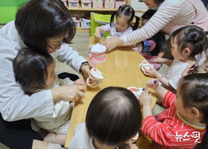 어린이 집에서 진행된 ‘반짝반짝 치아 만들기’프로그램