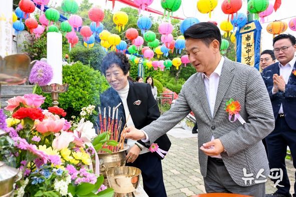 김동근 시장이 5월 5일 불기 2569년 부처님오신날을 기념해 관내 사찰인 관음사를 방문했다.