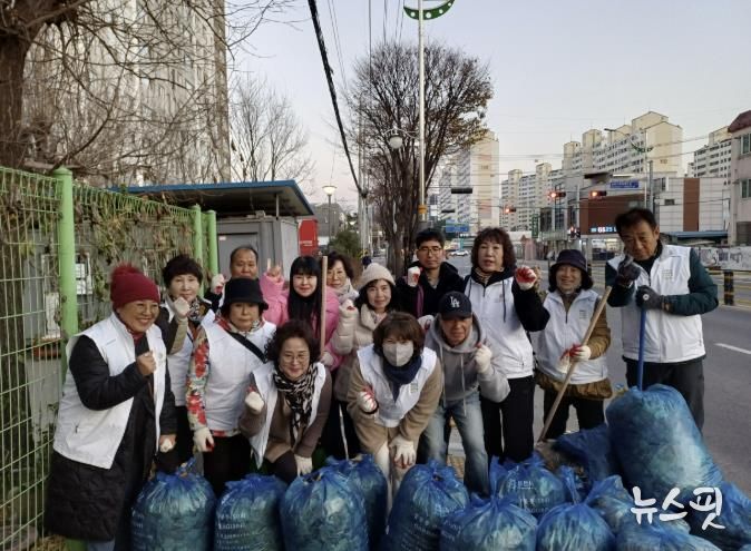 동두천시 생연2동 바르게살기위원회, 낙엽 집중 정리로 안전한 보행환경 조성