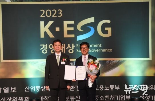 유한대학교(총장 김현중)가 ‘2023 K-ESG 경영대상’에서 교육부문 종합 ESG 대상을, 유한 패밀리 기업인 유한양행은 의약품 제조부문에서 종합 ESG 대상을 각각 수상했다.
