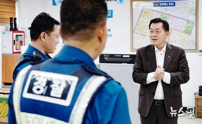 수원남부경찰서 권선파출소를 방문한 이재준 시장