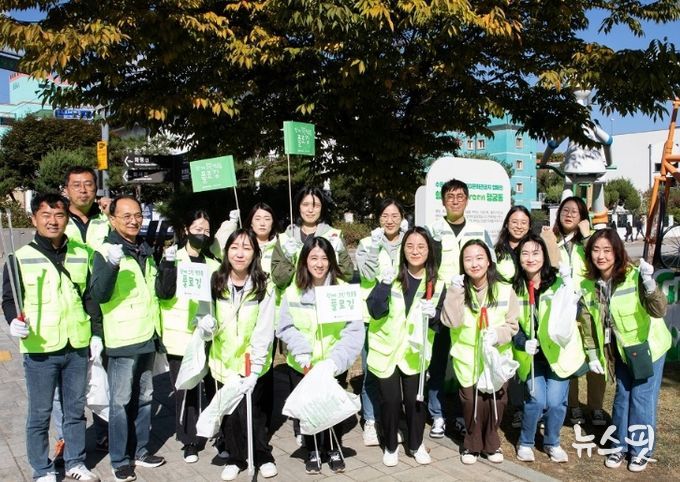 재단 임직원 및 지역주민 등과 함께한 행궁동 일대 환경정화(플로깅) 활동