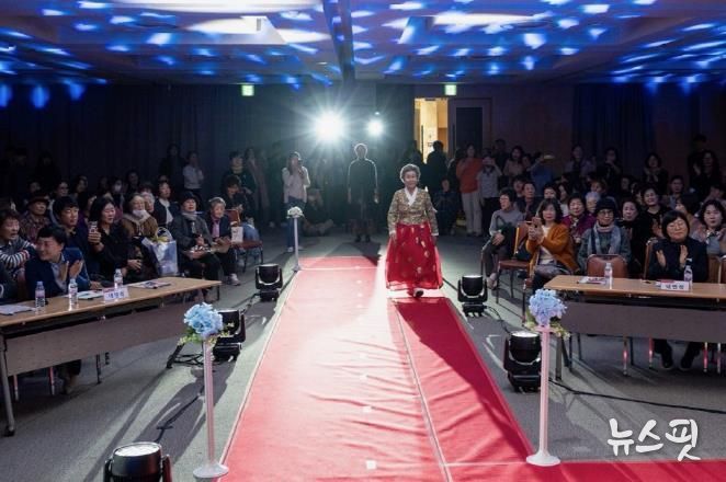 파주시노인복지관, 엘지디스플레이와 함께하는 '어르신 패션쇼'