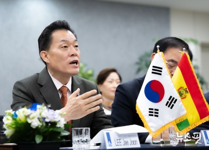 이재준 수원시장이 화상회의에서 발언하고 있다.