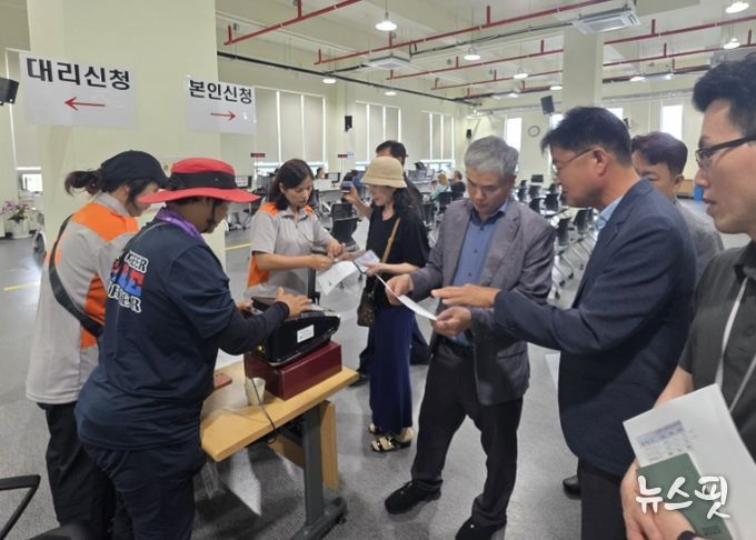 정구원 화성특례시 제1부시장이 민생회복 소비쿠폰 접수 현장을 점검하고 있다.(화성시 제공)