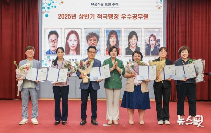 과천시, 2025년 상반기 적극행정 우수공무원으로 선정된 12명에 표창 수여