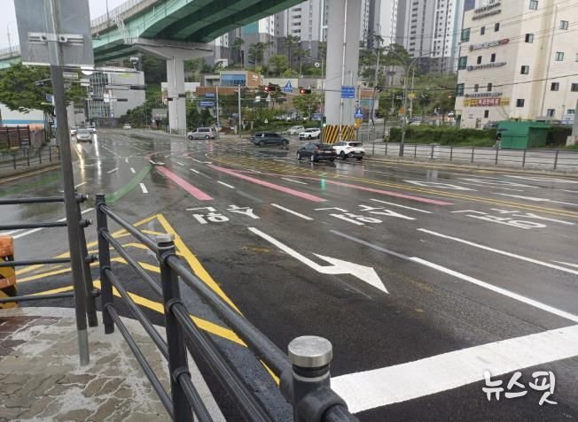 용인특례시는 상습 정체구간 교통체계 개선을 위해 경희대삼거리에 좌회전 차로 추가 공사를 완료했다
