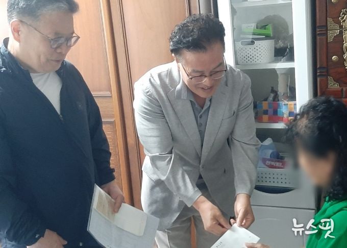 왼쪽부터 교회 관계자, 유형식 화도읍장