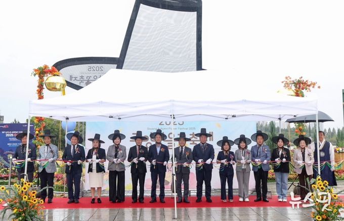 ‘2025 고양가을꽃축제’ 개막식에서 개회사 중인 이동환 고양특례시장