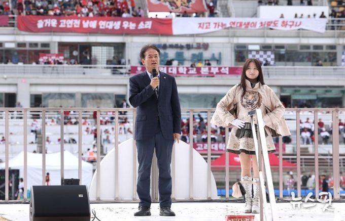 이동환 고양특례시장, 2025년 정기 고연전에서 축사⋅시축