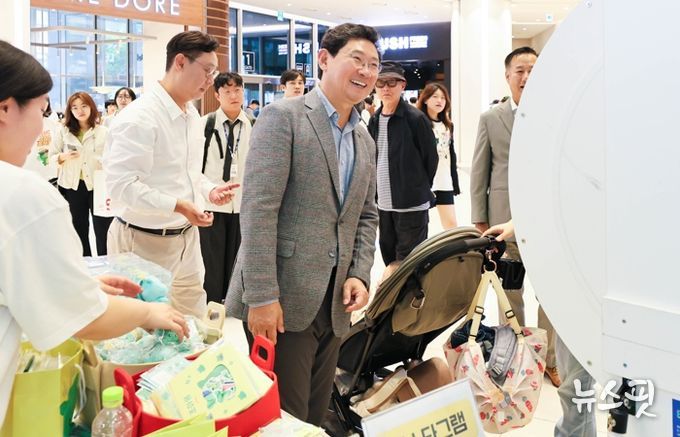 용인특례시는 20일 롯데몰 수지점에서 시 공식 SNS 현장 이벤트를 운영했다