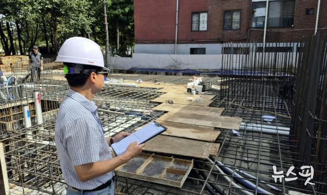 현장에서 활동하는 과천시 시민 환경감시원 모습