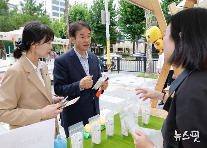‘2025 고양 청년의 날’ 행사에 참석해 청년들과 이야기를 나누고 있는 이동환 고양시장