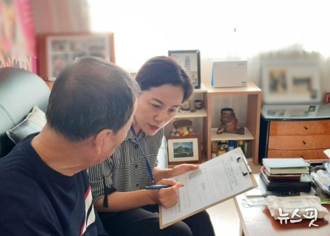 공공임대주택 입주 가구를 방문해 주거상향 만족도 조사를 하고 있다.