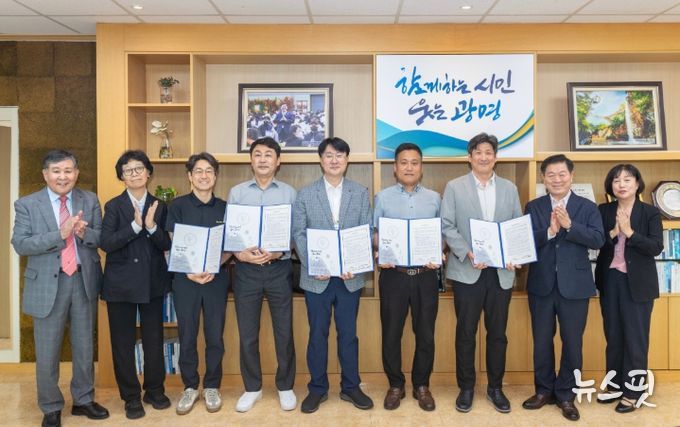 박승원 광명시장(사진 왼쪽 여덟 번째)이 22일 관내 5개 의료기관과 퇴원환자 연계를 위한 업무협약(MOU)을 체결하고 기념사진을 촬영하고 있다.