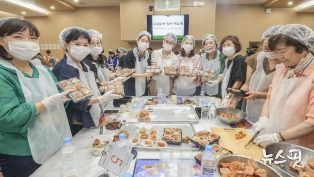 과천에서 열린 추석맞이 나눔 행사, 과천종합사회복지관 주관으로 성황리에 개최(오른쪽부터 네번째 신계용 과천시장)