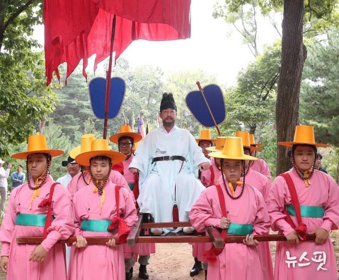 정명근 화성특례시장이 정조대왕 능행차 화성구간을 재현하고 있다