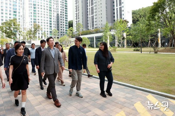 이상일 용인특례시장은 23일 힐스테이트 몬테로이 단지를 찾아 주민들과 '소통버스킹'을 진행했다.