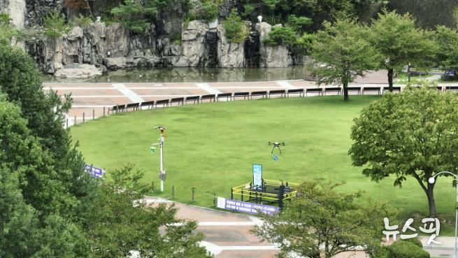 드론이 병목안 시민공원에 물품을 배송하고 있다