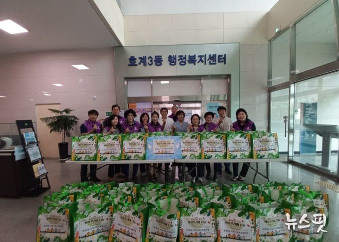 호계3동 지역사회보장협의체는 명절 음식꾸러미를 손수 만들어 취약계층에 전달했다