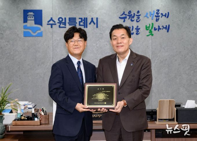 감사패 전달 후 이재준 수원시장(오른쪽)과 임애훈 아리조나한인회장이 기념촬영을 하고 있다.