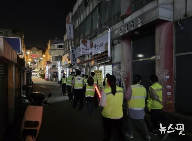 수원시외국인복지센터와 중국동포가 지동 일원에서 안전지킴이 활동을 하고 있다.