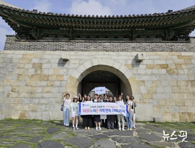 ‘이주민시정홍보단 지역연계 스터디투어’에 참여한 다누리꾼이 기념촬영을 하고 있다.