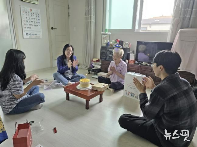 수원시 팔달구 지동, 홀몸 어르신께 따뜻한 생신 축하와 선물 전달