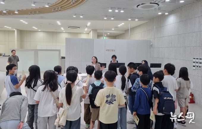 곡정초등학교 4학년 학생들이 수원시청을 견학하고 있다.
