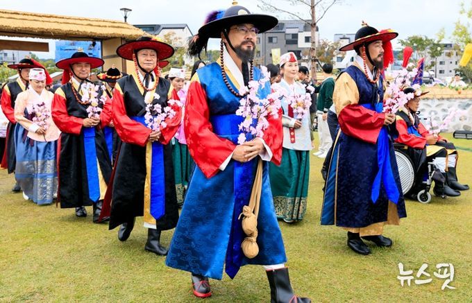 정명근 화성특례시장 화성유수 복장으로 격쟁 행사에 참여하고 있다