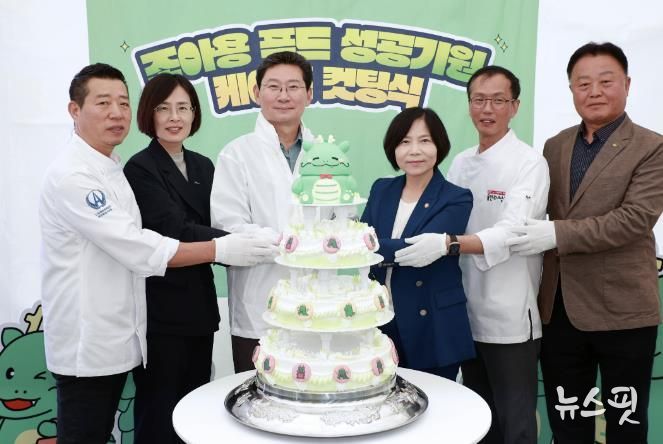 '2025 용인특례시 조아용 푸드 홍보행사'에서 이상일 시장이 쌀 케이크 컷팅식에 참여했다.