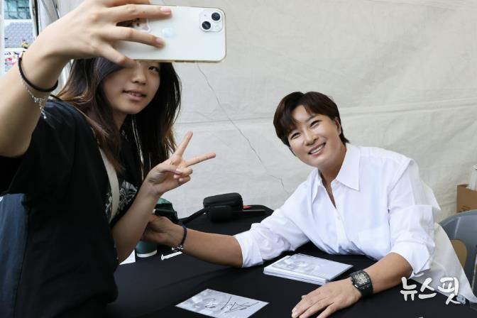 용인특례시 '스포츠 스타와 함께하는 시민 참여 축제'에서 사인하는 박세리 전 감독