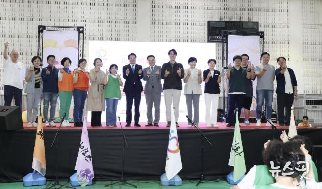 모두를 위한 좋은돌봄 한마당에 참석한 최대호 안양시장과 주요 내빈들이 기념촬영을 하고 있다