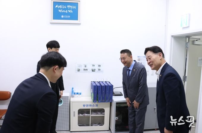 백현종 경기도의회 국민의힘 대표의원, 추석 앞두고 최종현 더불어민주당 대표와 도의회 현업부서 직원 격려 나서