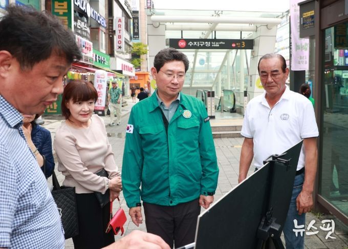 이상일 용인특례시장이 지난 8월 14일 수지구청역 버스정류장을 찾아 노후차량 교체와 정류장 확장 계획을 살피고 있다