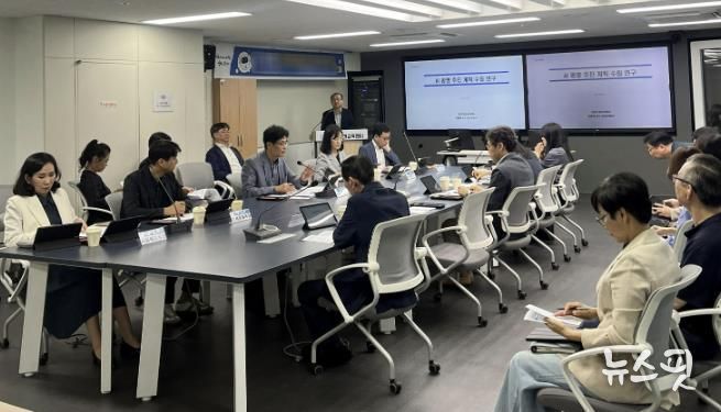 지난 9월 25일 광명시 디지털혁신교육센터 회의실에서 'AI 광명 추진 계획 수립 용역' 착수보고회가 진행 중이다.(광명시 제공)