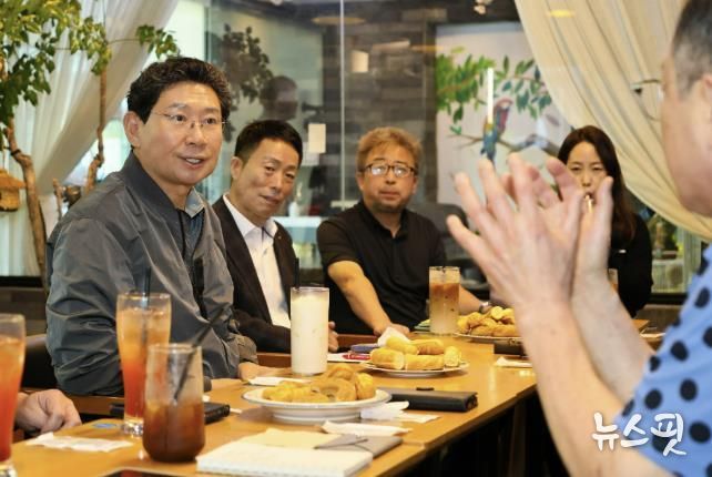 이상일 용인특례시장은 16일 '찾아가는 차담회'를 열고 기흥 지역 상인들과 소통했다.(용인시 제공)