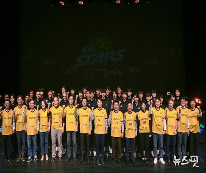 김동근 시장이 10월 18일 KB손해보험 스타즈 배구단의 2025-26 V리그 출정식에서 참석자들과 기념사진을 찍고 있다.