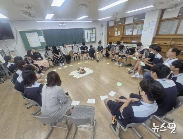 ‘밝은학교문화 만들기’프로그램에 참여 중인 학생들