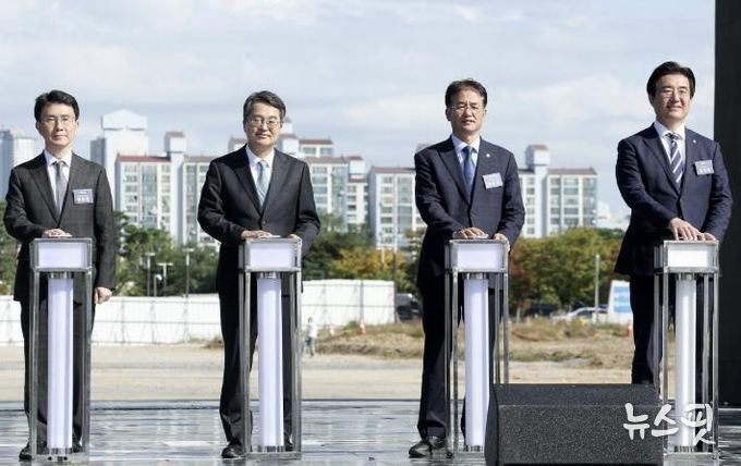 킨텍스 제3전시장 착공식에서 착공 퍼포먼스중인 내빈들