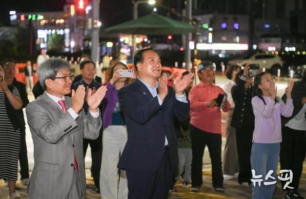 이권재 오산시장이 10월16일 신동아2차아파트 점등식에 참석한 모습