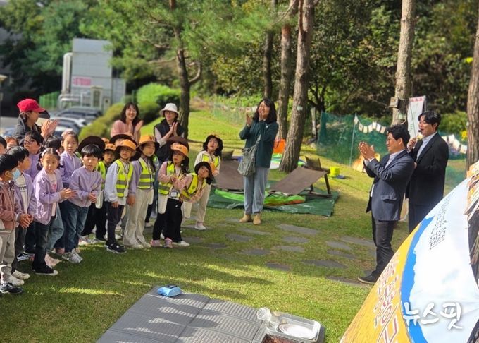 논 산책 프로그램 일환으로 전국 1등 쌀 ‘수향미’ 추수체험 운영.(화성시 제공)
