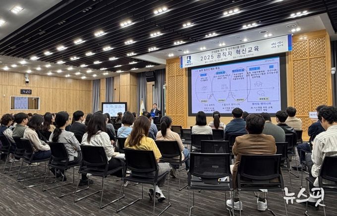 김기병 경기도 AI국장이 특강하고 있다.(수원시 제공)