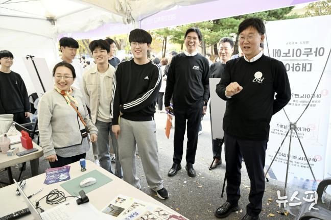 사교육 부담 완화책 '강남인강' 도입… 1만 원에 年 1,500개 강좌 수강