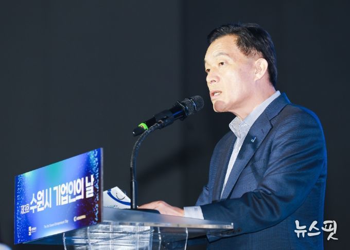 이재준 수원시장이 환영사를 하고 있다.